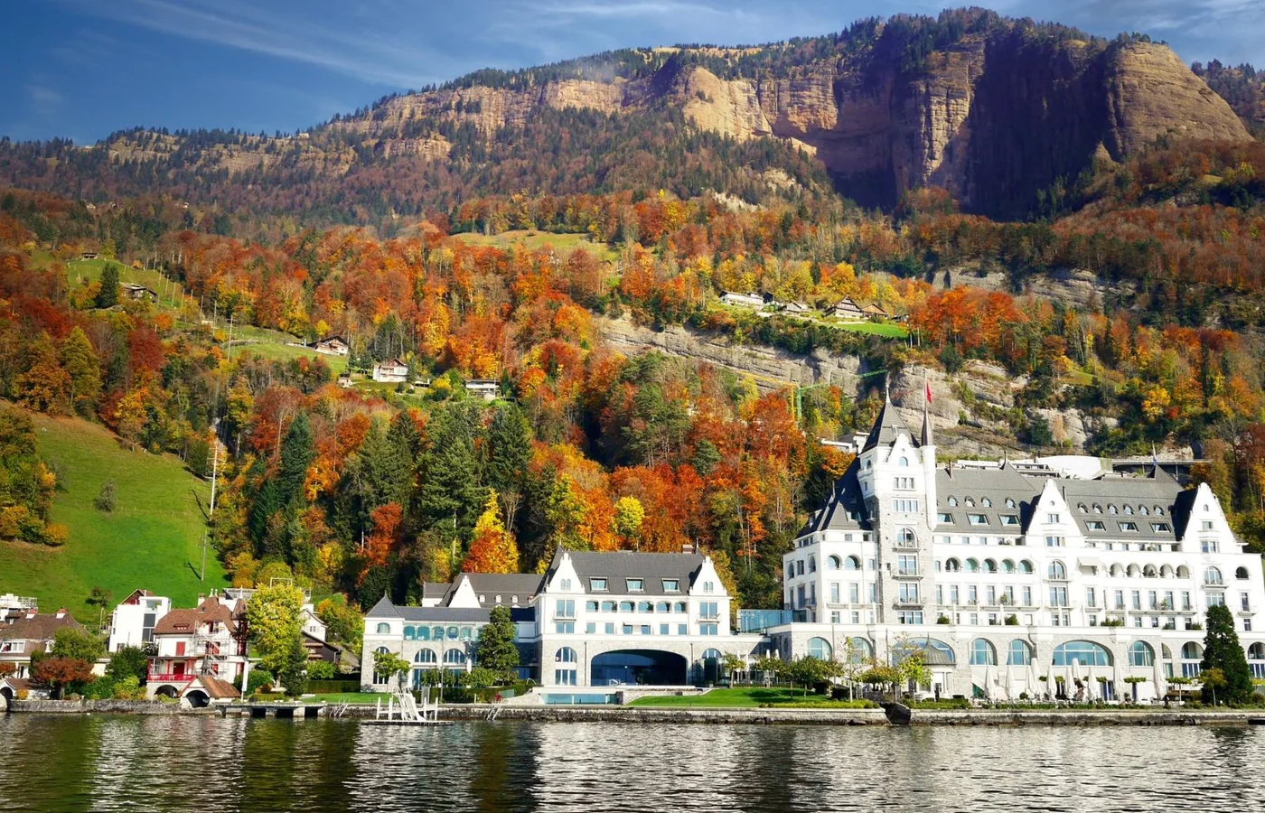 Hotel aan een meer in Zwitserland